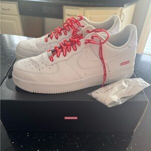 Like new -Nike Supreme Air Force 1 Low/ Supreme sneakers